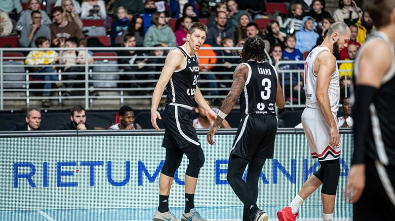 Aleksandrs Madsens (no kreisās). Foto: FIBA Champions league