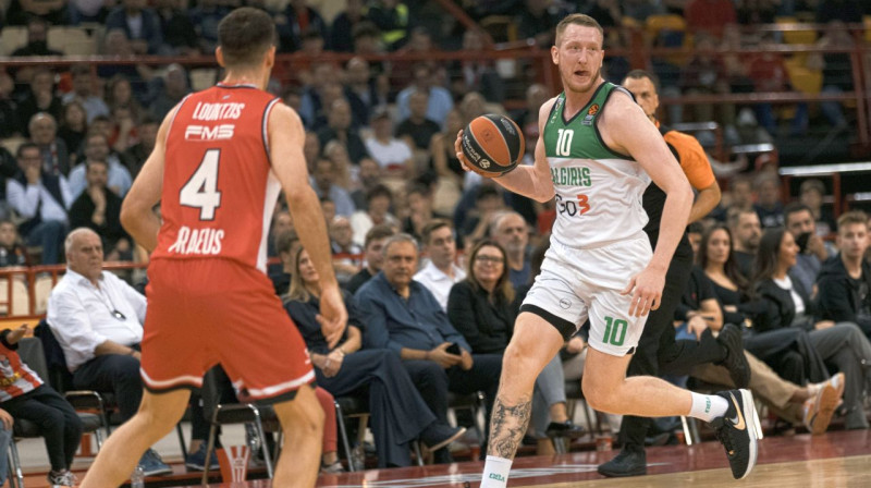 Rolands Šmits spēlē pret Pirejas "Olympiacos". Foto: BC Žalgiris Kaunas