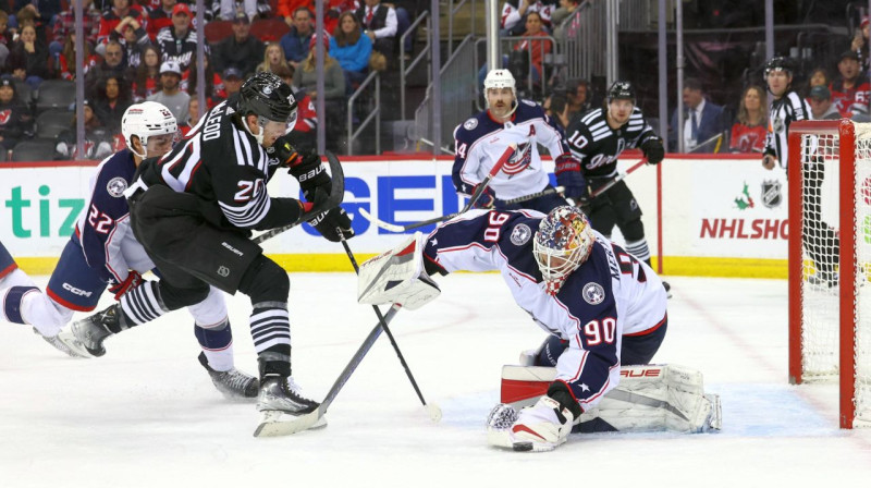 Elvis Merzļikins cīņā pret Ņūdžersijas "Devils". Foto: Ed Mulholland/USA Today Sports/Scanpix