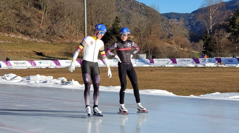 Gustavs Vācietis kopā ar beļģu ātrslidotāju pirms masu starta. Foto: Ice Rink Piné/Facebook