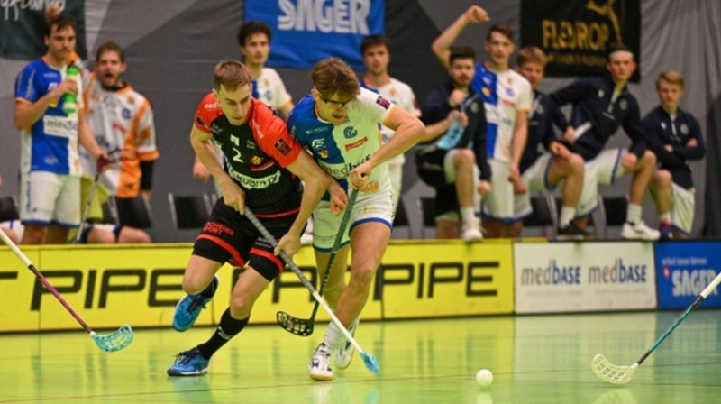 Nikola Bišhofbergers pret Noelu Zeileru Cīrihes derbijā, foto: Unihockey.ch