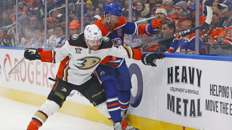 Konors Makdeivids cīņā pret Anaheimas "Ducks" uzbrucēju Maksu Džounsu. Foto: Perry Nelson/USA Today Sports/Scanpix