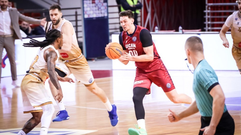 Rodions Kurucs ar bumbu. Foto: FIBA