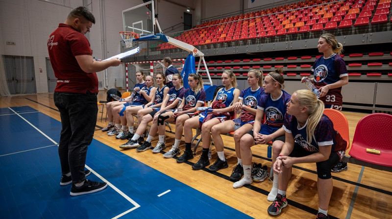 Edijs Ausējs un Jelgavas basketbolistes Zemgales Olimpiskajā centrā. Foto: Lauris Subatovičs