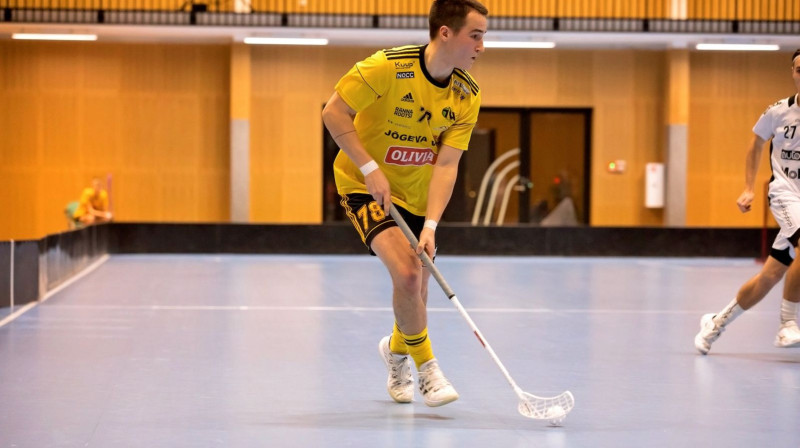 Ar septiņiem vārtiem mačā pret līderiem izcēlās Artūrs Okružko, foto: Floorball.lv