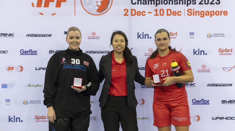 Pasaules čempionātu visu laiku labākā vārtu guvēja Korina Rutimana saņēma MVP balvu mačā pret Norvēģiju, foto: IFF Floorball