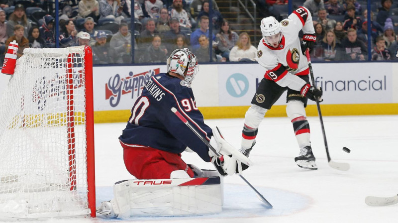 Elvis Merzļikins un Otavas "Senators" uzbrucējs Dreiks Beitersons. Foto: Russell LaBounty/USA Today Sports/Scanpix