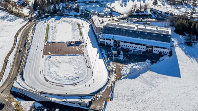 Sacensību norises vieta - "Ritten" atklātā slidotava. Foto: Ritten Arena