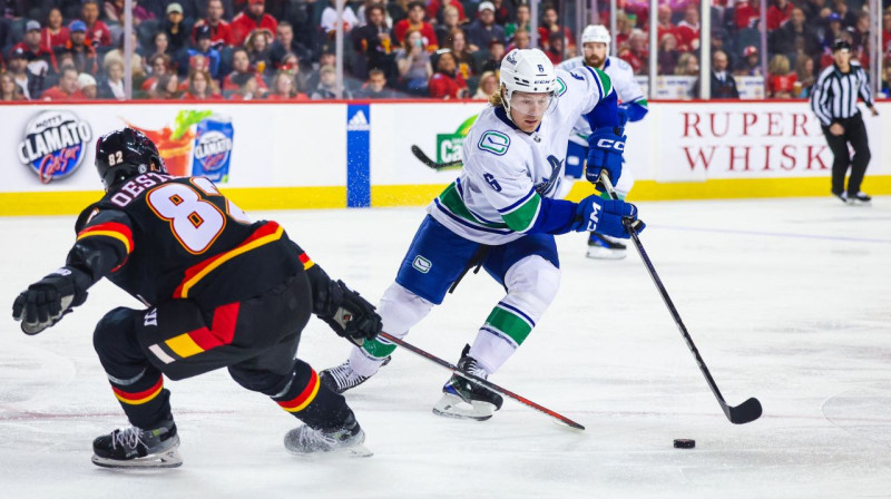 Vankūveras "Canucks" uzbrucējs Broks Besers ar ripu. Foto: Sergei Belski/USA Today Sports/Scanpix