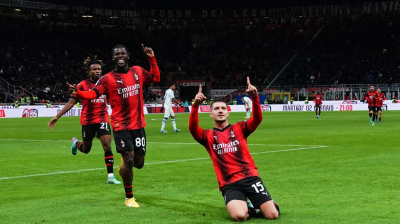 Luka Jovičs (priekšplānā) pēc pirmā vārtu guvuma "Milan" rindās. Foto: Zumapress.com/Scanpix