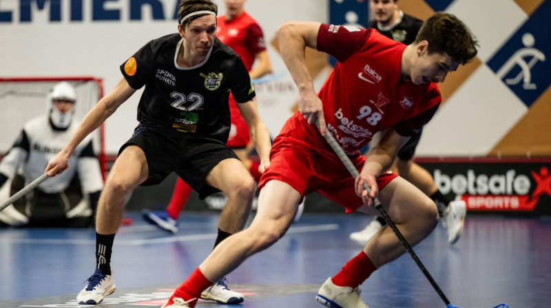 Arvis Kārkliņš (#98) tika atzīts par labāko spēlētāju "FBK Valmiera/Betsafe" komandā. Foto: Floorball.lv