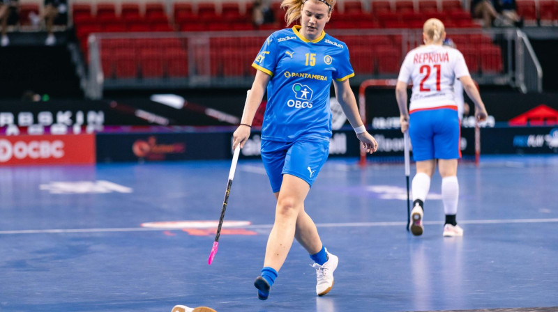 Zviedrietes cīņas laikā zaudēja apavus, taču ne pašu spēli, foto: IFF Floorball