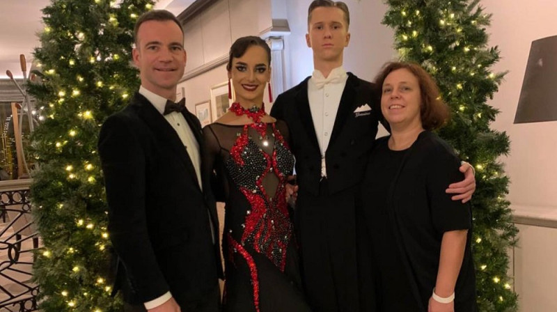 Ernests Dimants un Marija Paščenko (vidū) ar treneri Andreju Rogovenko un kluba vadītāju Daci Debovsku. Foto no dejotāju privātā arhīva.