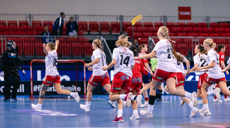 Dānijas izlase līksmo par iekļūšanu ceturtdaļfinālā, foto: IFF Floorball