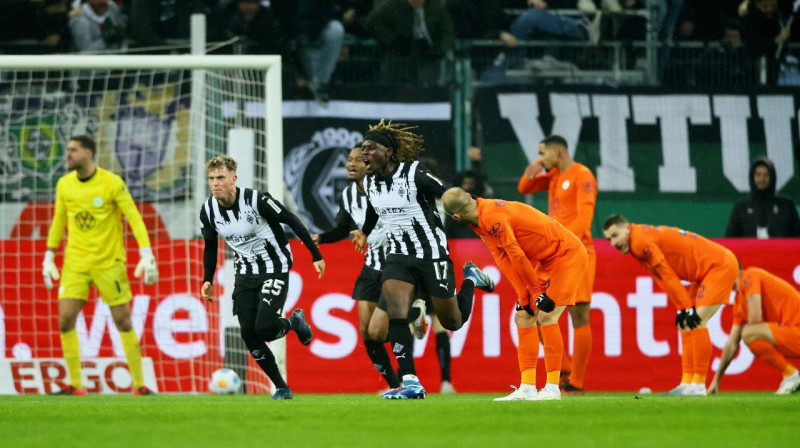 Menhengladbahas "Borussia" futbolisti pēc vārtu guvuma papildlaikā. Foto: Wolfgand Rattay/Reuters/Scanpix