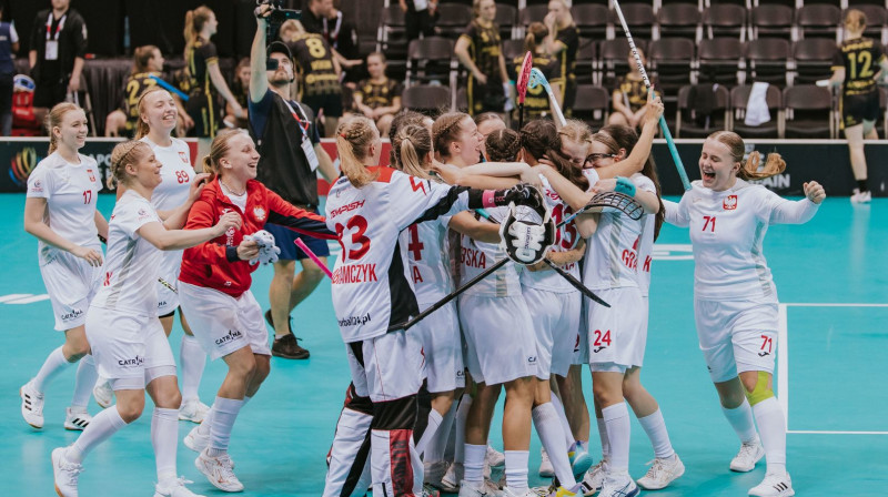 Polijas izlase dramatiskā cīņā iekļuva 1/4 finālā, kur viņas jau gaida somietes, foto: IFF Floorball