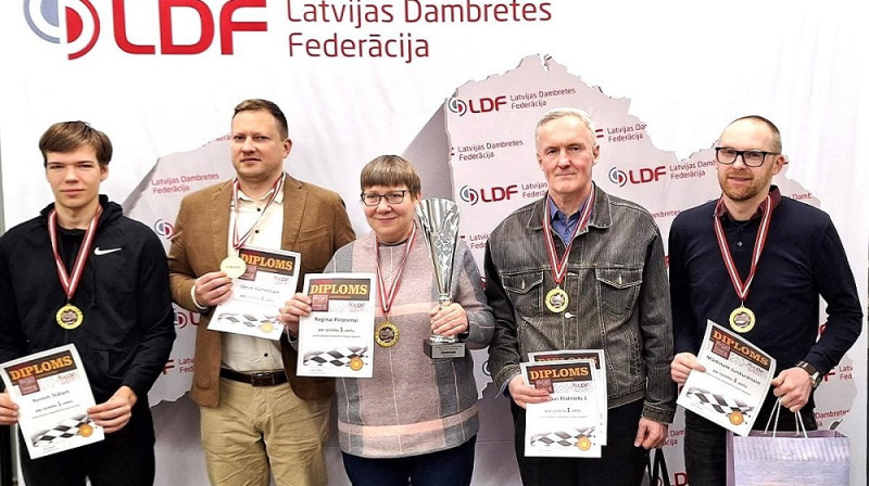 Uzvarētāji Bauskas "Prātnieks" dambretisti. Foto: Latvijas Dambretes federācija.
