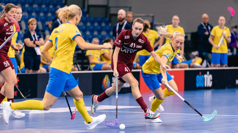 Simona Grāpēna (#41) otro pasaules čempionātu pēc kārtas guva vārtus pret titulēto Zviedriju, foto: IFF Floorball