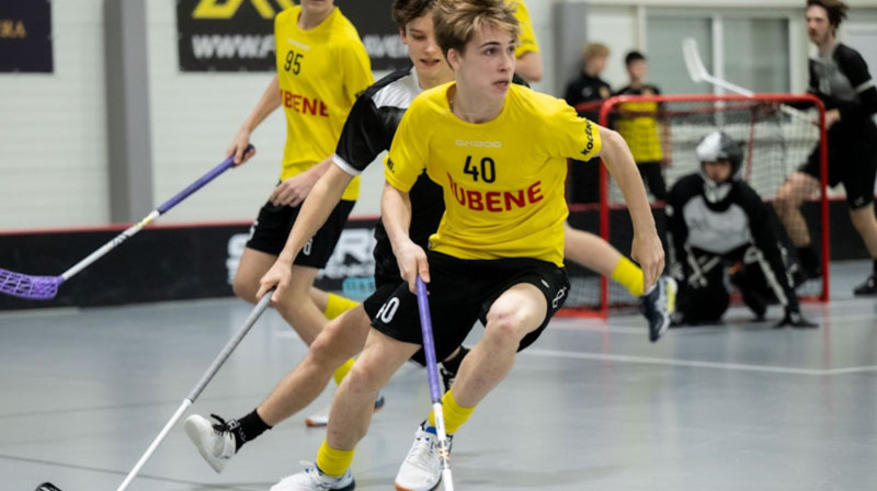 Artis Matīss Fogels komandas pēdējā spēlē izcēlās ar diviem vārtu guvumiem, foto: Floorball.lv