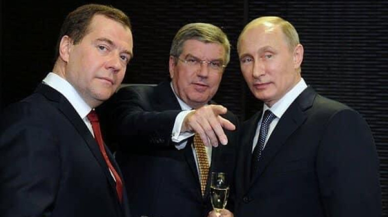 IOC prezidents tomass bahs ar kara noziedzniekiem dmitriju medvedevu un vladimiru putinu. Foto: Twitter