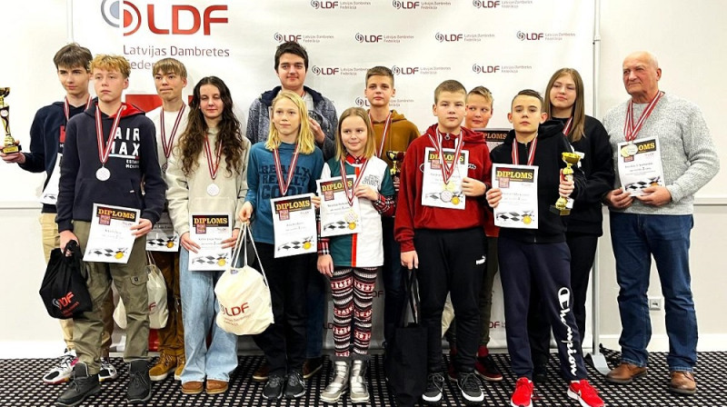 Latvijas kadetu komandu čempionāta laureāti. Foto: Latvijas Dambretes federācija.