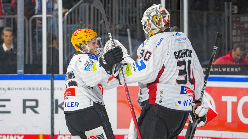 Brēmerhāfenes "Fischtown Pinguins" aizsargs Nikolass Apendīno un Kristers Gudļevskis. Foto: Revierfoto/Imago Images/Scanpix