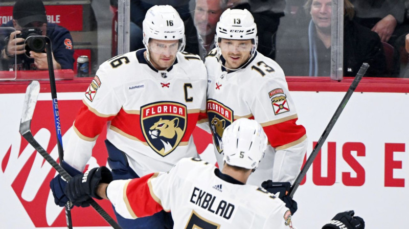 Floridas "Panthers" līderi Aleksandrs Barkovs ("C"), Sems Reinhārts (Nr. 13) un Ārons Ekblads. Foto: Graham Hughes/AP/Scanpix