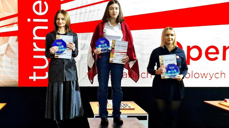 Uzvarētāja Jeļena Česnokova (vidū). Foto: Latvijas Dambretes federācija.