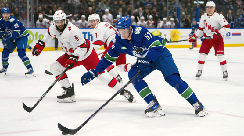 Tailers Maierss ar ripu cīņā pret Karolīnas "Hurricanes". Foto: Bob Frid/USA Today Sports-Reuters/Scanpix