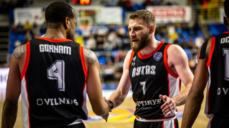 Gitis Radzēvičs un Džastins Gorems. Foto: FIBA