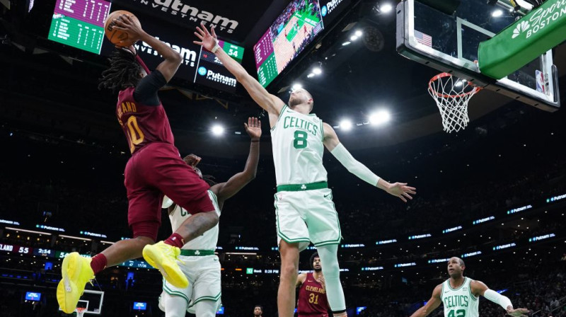 Dariuss Gārlends un Kristaps Porziņģis. Foto: USA Sports Today/Scanpix