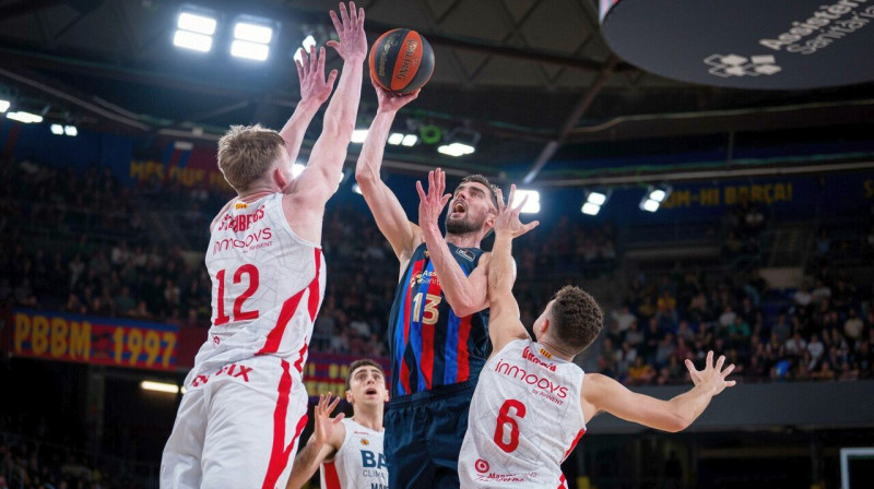 Mārcis Šteinbergs aizsardzībā spēlē pret "Barcelona". Foto: acb.com