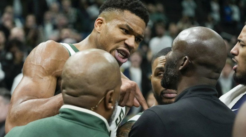 Jannis Adetokunbo konflikta laikā. Foto: AP/Scanpix