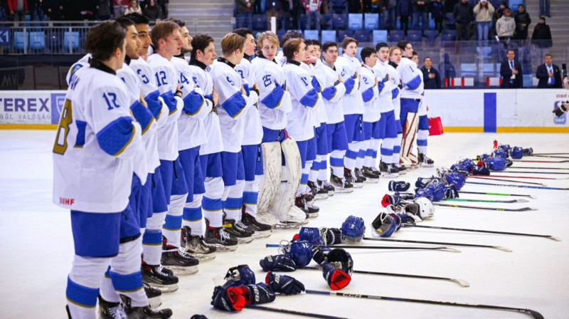 Kazahstānas U20 valstsvienības hokejisti. Foto: Magyar Jégkorong Szövetség