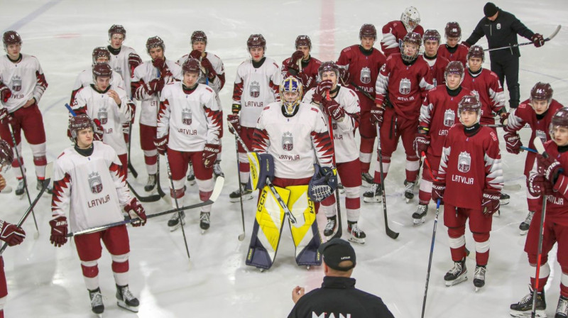 Artis Ābols un Latvijas U20 valstsvienības kandidāti. Foto: Guntis Lazdāns/LHF