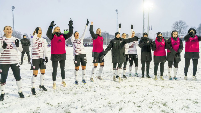 Latvijas valstsvienības futbolistes. Foto: LFF