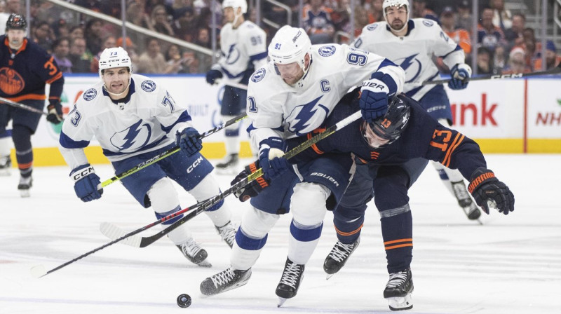 Stīvens Stemkoss cīņā par ripu spēlē pret Edmontonas "Oilers". Foto: Jason Franson/AP/Scanpix