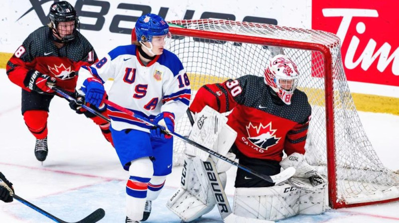 ASV komandas uzbrucējs Bekets Hendriksons vārtu priekšā. Foto: Hockey Canada