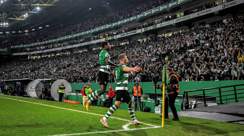 Vārtu guvējs Viktors Ģekerešs un Lisabonas "Sporting" līdzjutēji. Foto: Patricia de Melo Moreira/AFP/Scanpix