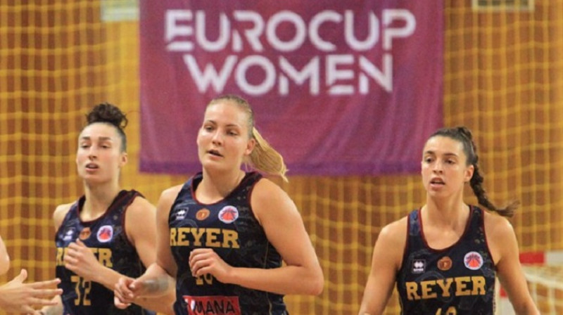 Laura Meldere ar komandas biedrēm. Foto: EuroCup Women