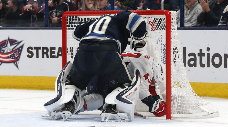 Elvis Merzļikins kautiņa laikā ar Tomu Vilsonu. Foto: USA Today Sports/Scanpix