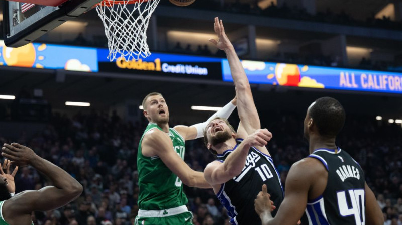 Kristaps Porziņģis cīņā ar Domantu Saboni. Foto: Zumapress/Scanpix