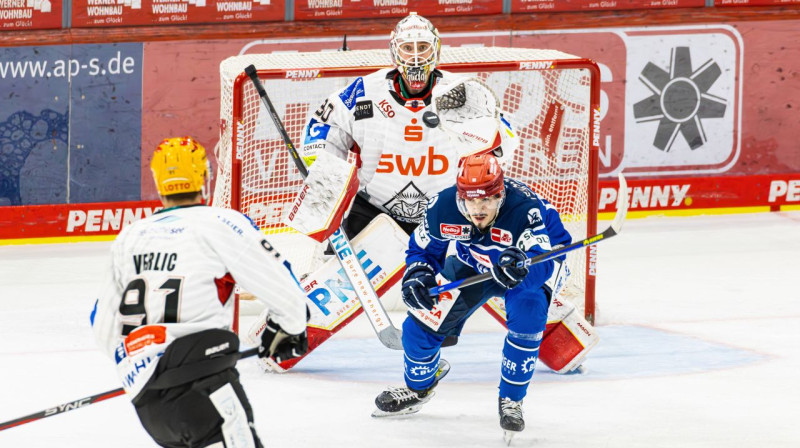 Kristers Gudļevskis spēlē pret Švenningeres "Wild Wings". Foto: die Bildmanufaktur/Imago Images/Scanpix
