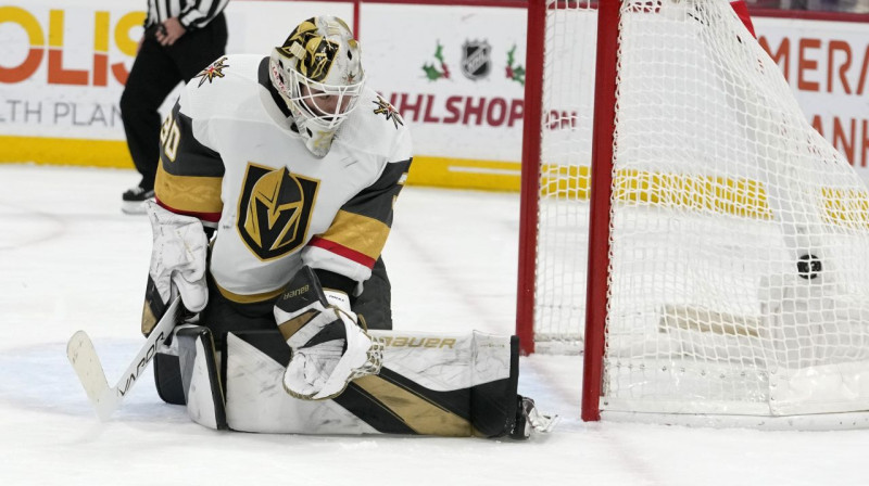 Ripa Lasvegasas "Golden Knights" vārtsarga Jiržī Pateras cietoksnī. Foto: Lynne Sladky/AP/Scanpix