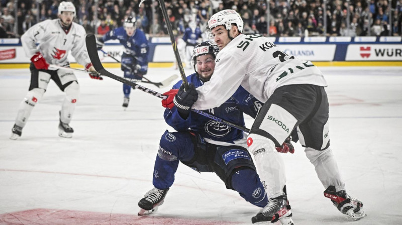 Pardubices "Dynamo" aizsargs Jans Kolāržs atbloķējot "Ambrì-Piotta" uzbrucēju Dominiku Cvergeru. Foto: Melanie Duchene/AP/Scanpix