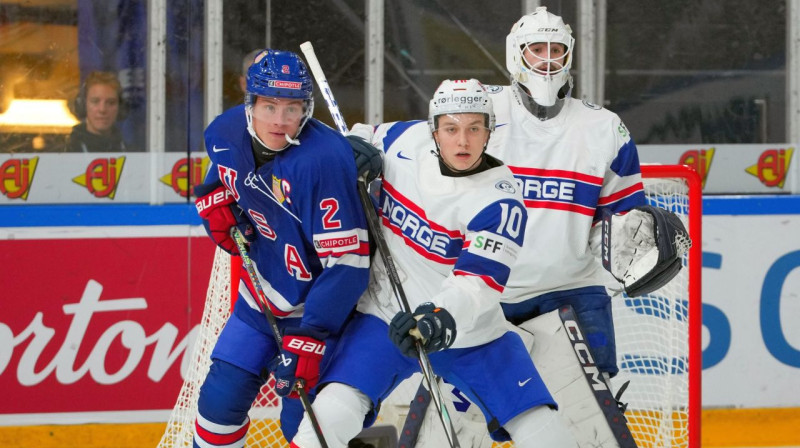 Cīņa pie Norvēģijas U20 valstsvienības vārtiem. Foto: IIHF