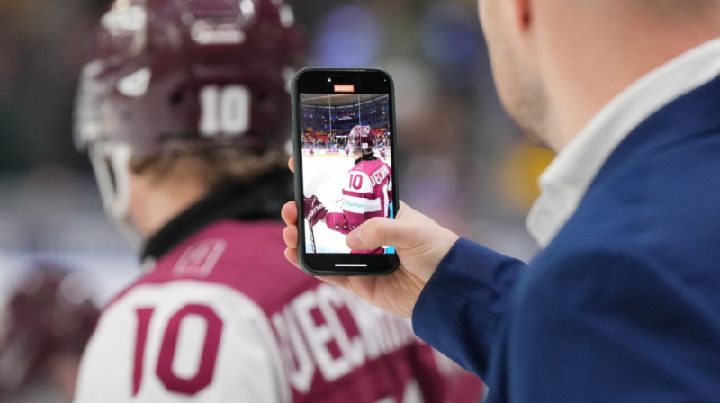 Emīls Veckaktiņš foto lēcu fokusā. Foto: IIHF