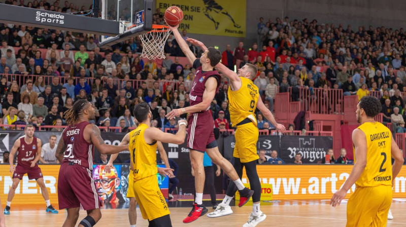 Krišs Helmanis (Nr. 9) aizsardzībā pret Minhenes "Bayern" basketbolistu Vladimiru Lučiču. Foto: Eibner/Imago Images/Scanpix