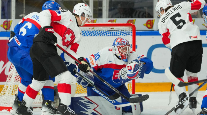 Cīņa Slovākijas U20 valstsvienības vārtsarga Adama Gajana vārtu priekšā. Foto: IIHF