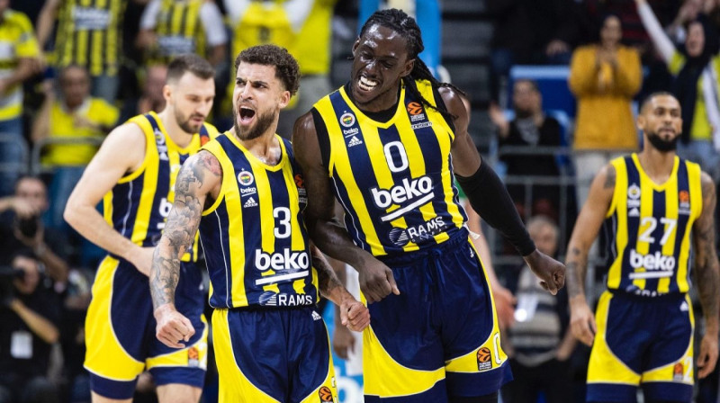 Stambulas "Fenerbahçe" basketbolisti Skotijs Vilbekins (Nr. 3) un Džonatans Motlijs (Nr. 0). Foto: Fenerbahçe Beko